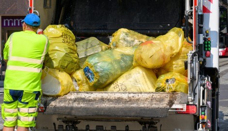 Entsorgungsbetriebe übernehmen die Abholung der Müllsäcke.