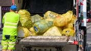 Entsorgungsbetriebe übernehmen die Abholung der Müllsäcke.