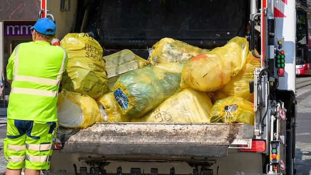 Entsorgungsbetriebe übernehmen die Abholung der Müllsäcke.