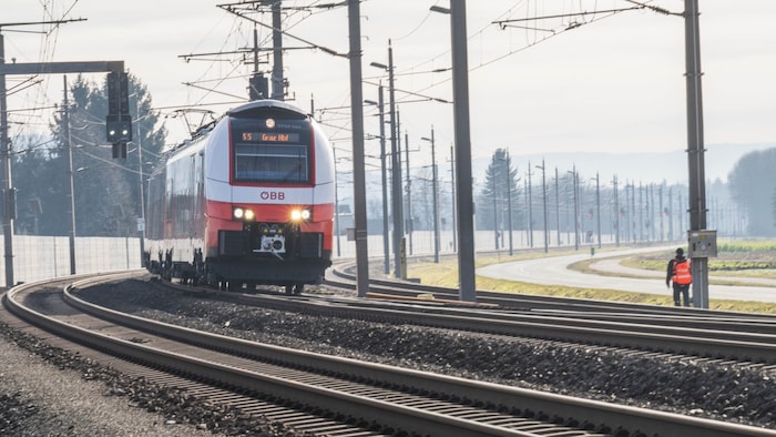 Am Samstag fuhren das letzte Mal Züge im Linksverkehr in der Steiermark, hier die S5 in der Nähe ...
