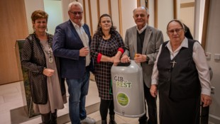 Übergabe des ungewöhnlichen Geschenks an das Seniorenheim.