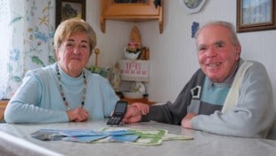 Mit ihrem Seniorenhandy können Mathilde und Leo Sattler die Digitalfahrpläne nicht abrufen.