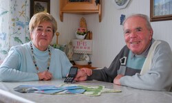 Mit dem Seniorenhandy können Leo und Mathilde Sattler die digitalen Fahrpläne nicht abrufen.