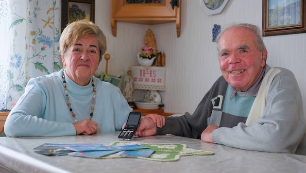 Mit dem Seniorenhandy können Leo und Mathilde Sattler die digitalen Fahrpläne nicht abrufen.