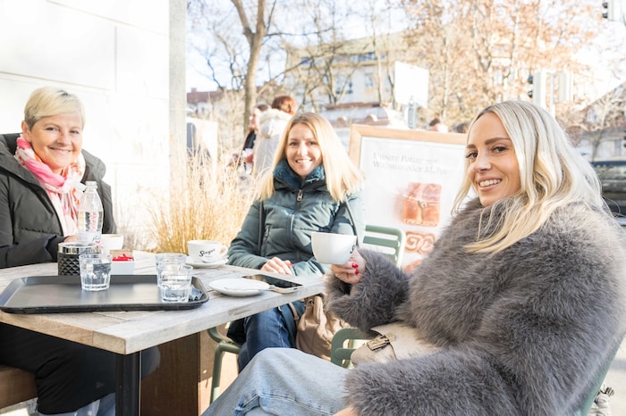 Diese Steirerinnen genossen am Samstag die Sonne, ehe der Nebel ins Land zurückkehrt.