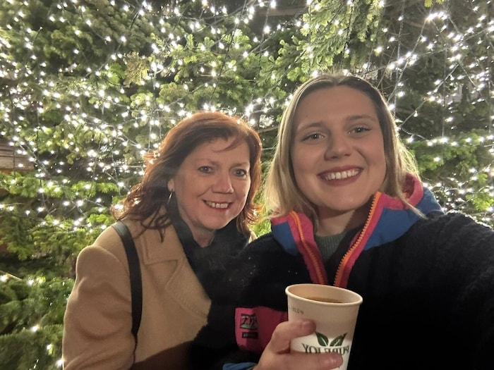 Ausflug zum Adventmarkt mit dem B14: Petra und Jenny Karall.