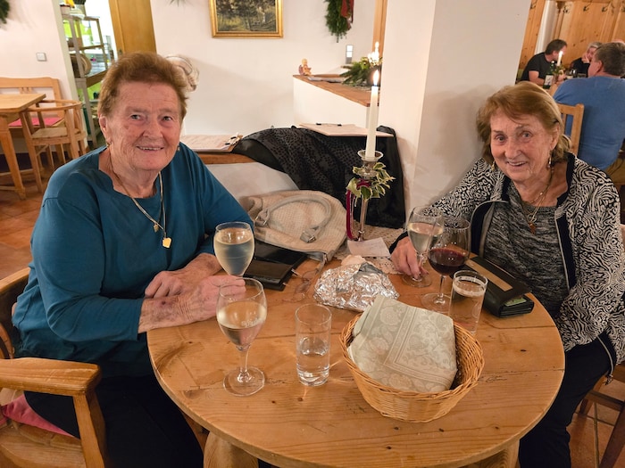 Maria Kraller und Traude Tamanini fahren mit dem BAST gerne zum Buschenschank.