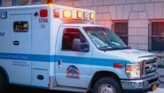 Das Opfer wurde mit Stichwunden in Rücken und Arm in ein Krankenhaus gebracht. (Symbolbild)