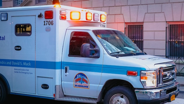 Das Opfer wurde mit Stichwunden in Rücken und Arm in ein Krankenhaus gebracht. (Symbolbild)