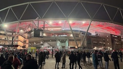 Große Aufregung bei der Einlasskontrolle bei Bayer Leverkusen gegen Köln.