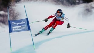 GEPA Auch beim Skifahren verleiht die Liebe dieser Skifahrerin Flügel.