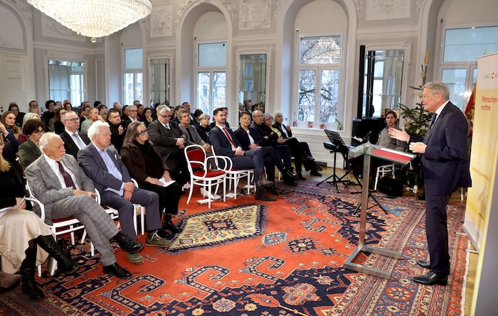 Zahlreiche Gäste aus Politik, Kultur und Kirche sowie Volksgruppen-Vertreter verfolgten die ...