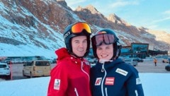 Das verliebte Pärchen strahlt um die Wette.