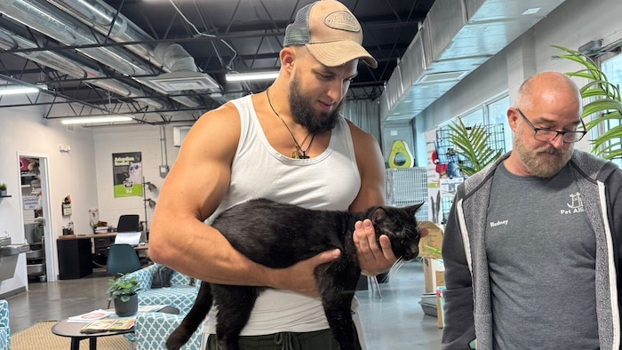 Aaron Fara mit seinem Kater Tommy.