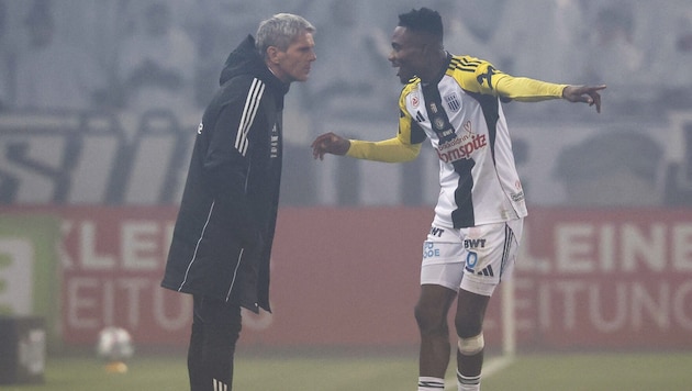 Didi Kühbauer (li.) mit seinem Spieler Moses Usor