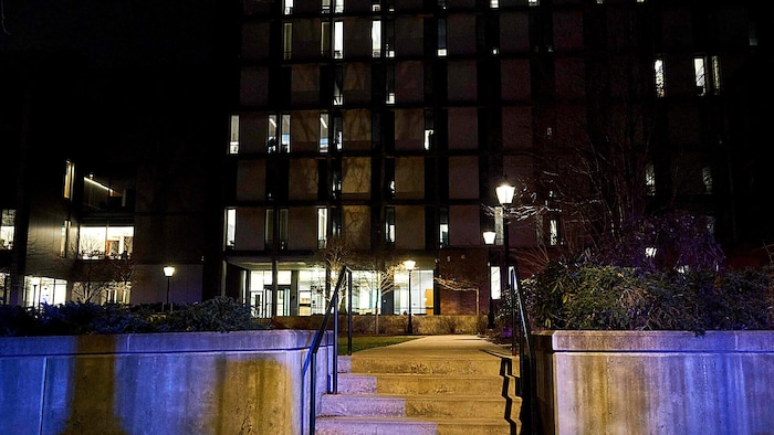 Viele Studenten und das Personal verschanzten sich stundenlang in dem Institutsgebäude.