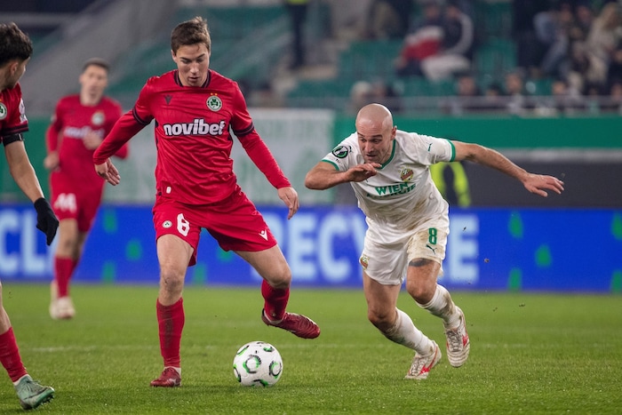 Seit mittlerweile 43 Tagen stehen Lukas Grgic (re.) und Co. nun ohne Sieg da.