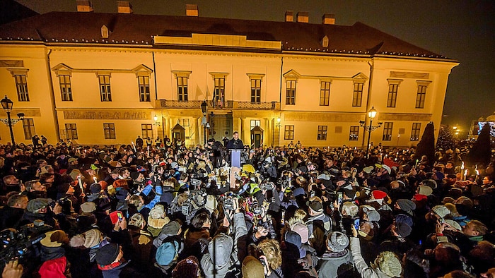 Die wütenden Demonstranten marschierten zum Sitz der ungarischen Regierung.