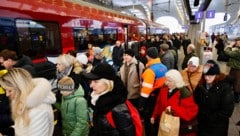 Der Andrang bei den ersten regulären Fahrten der Koralmbahn am Grazer Hauptbahnhof war groß.