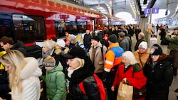 Der Andrang bei den ersten regulären Fahrten der Koralmbahn am Grazer Hauptbahnhof war groß.