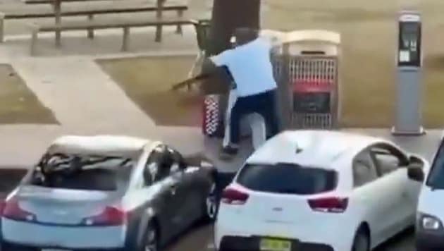 This unarmed passer-by showed incredible courage and neutralized one of the attackers.