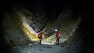 Die Einsatzkräfte trotzten der Kälte und der Dunkelheit.