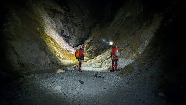 Die Einsatzkräfte trotzten der Kälte und der Dunkelheit.