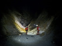 Die Einsatzkräfte trotzten der Kälte und der Dunkelheit.