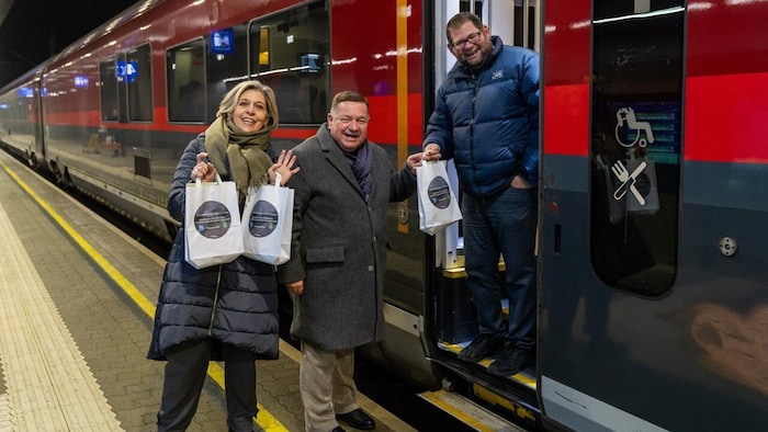 Werner Amon und seine Frau Gundi verteilten um 5.40 Uhr Frühstückssackerl.