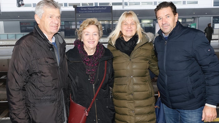 Stefanie Kolter (2. v. li.) mit ihrem Mann und Nachbarn (re.), die sie mit dem Ausflug nach Graz ...