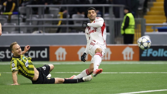 Mehdi Taremi (rechts)