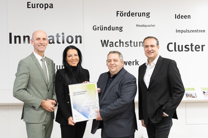 Urkundenübergabe (v. l.): Landesrat Willibald Ehrenhöfer (ÖVP), Sandra Brandner und Harald Dunst ...