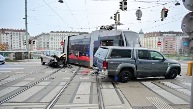 Im Zuge des Einsatzes mussten die Marienbrücke und Teile der Oberen Donaustraße durch die ...