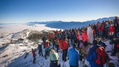 Über dem Grau des Alltags – Adventwanderer lauschten der Andacht von Seelsorger Roland Stadler. 