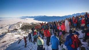 Über dem Grau des Alltags – Adventwanderer lauschten der Andacht von Seelsorger Roland Stadler. 