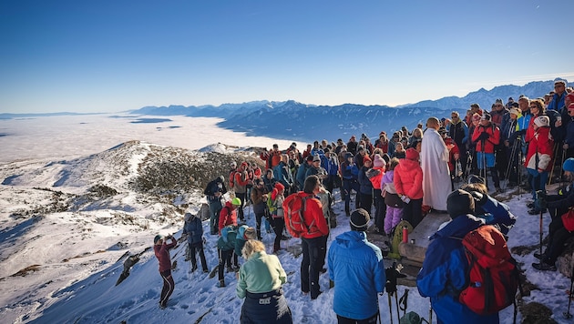 Über dem Grau des Alltags – Adventwanderer lauschten der Andacht von Seelsorger Roland Stadler.
