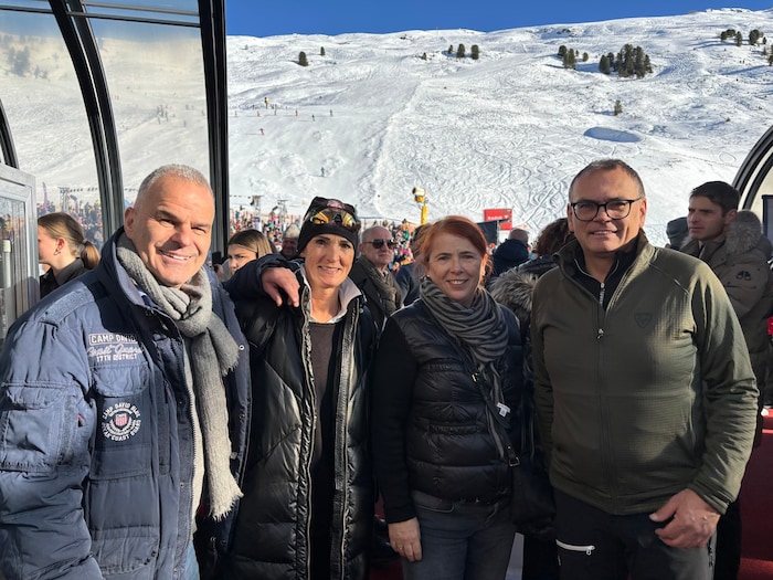 Dietmar und Susanne Meraner mit Andrea und Franz Staggl (v. li.) am Hochzeiger in Jerzens.