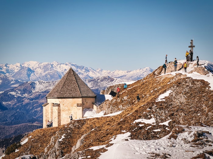 Blick zurück zum Gipfelkreuz und Windischer Kapelle.