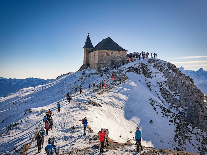 Adventwanderer am Weg zur Bergandacht neben der Deutschen Kirche.
