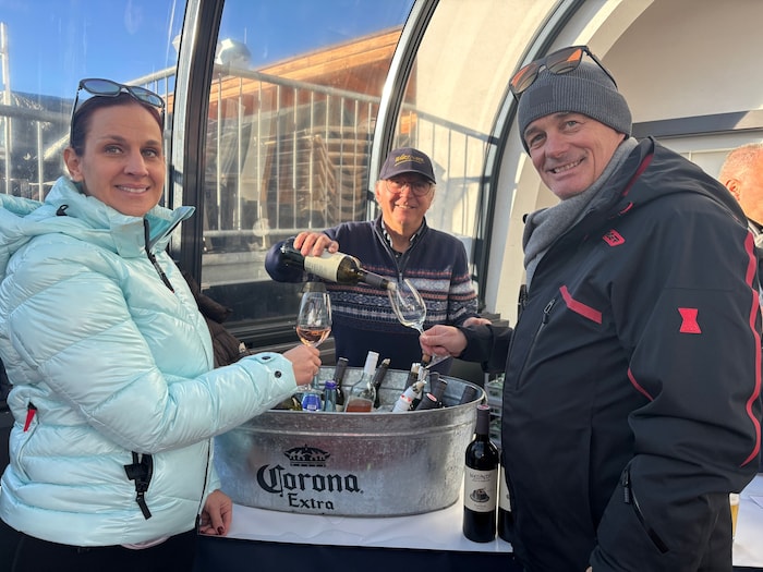 Die Ischgler Touristiker Myriam Walser und Thomas Köhle mit Winzer Josef Wurzinger (Mi.).