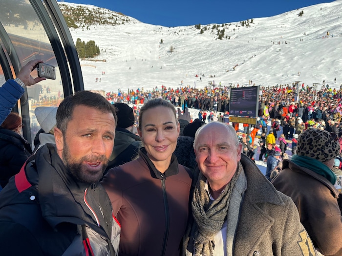 Georg Dornauer (li.) mit seiner Partnerin, der Herausgeberin Eva Schütz und Thomas Müller, dem ...