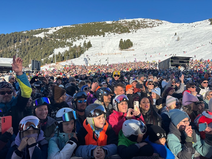 Gute Stimmung bei den zahlreichen Gästen beim Skiopening.