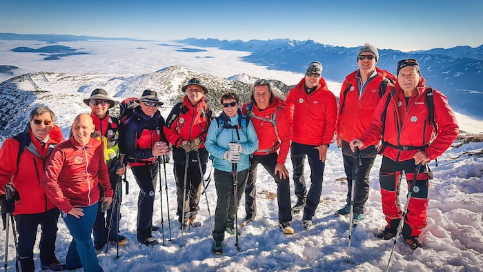 Kärntner Bergretter mit Landesleiter Hannes Gütler und der Landeshauptmann-Stellvertreterin ...
