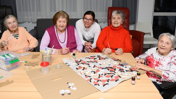 Maria Leeb, Hildegard Daniel, Pflegerin Petra, Charlotte Neuwinger und Brigitte Keplinger (v. ...