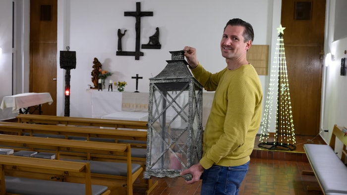 Heimleiter Daniel Neuhold macht die Kapelle weihnachtstauglich.