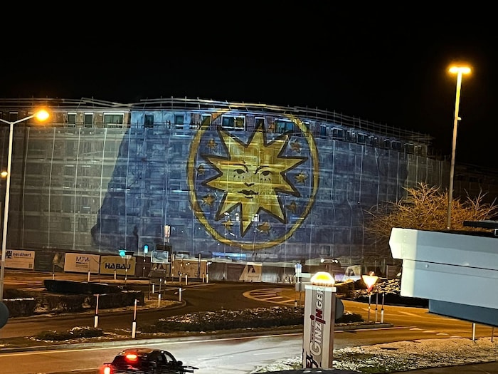 Kunstwerke und gesellschaftliche Botschaften werden auf das Gerüst projiziert.