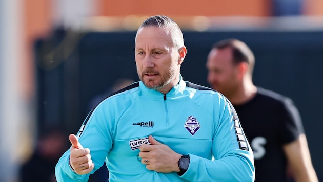 Austria Salzburgs Trainer Christian Schaider.