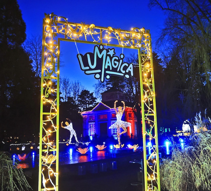 Die Lichtinstallationen sind beeindruckend – etwa hier in der Mitte die Balletttänzer.