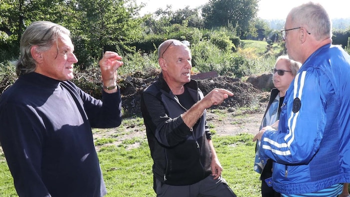 Anwalt Boran und „Krone“-Redakteur Perry (re.) im Herbst bei einem Lokalaugenschein mit den ...