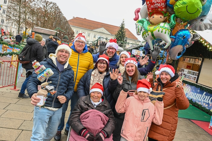 Geburtstagskind Werner Klug und seine Gruppe am Klagenfurter Christkindlmarkt.